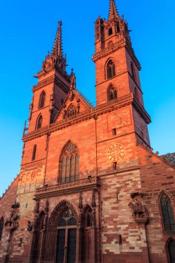 İsviçre 'deki Basel Minster Katedrali cephesi