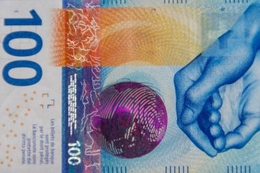 100 İsviçre frankının makro çekimi.