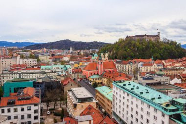 Slovenya 'nın Ljubljana kentindeki ortaçağ Ljubljana şatosunun manzarası.