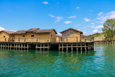 Su müzesi, Kemik Körfezi, tarih öncesi yerleşim yeri, Kuzey Makedonya 'daki Ohri Gölü' nde bronz çağı yerleşiminin yeniden inşası