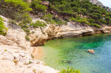 Fransa 'nın güneyinde Marsilya ve Cassis arasında Akdeniz kıyısındaki Calanque de Morgiou manzarası
