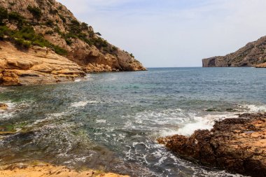 Fransa 'nın güneyinde Marsilya ve Cassis arasında Akdeniz kıyısındaki Calanque de Morgiou manzarası