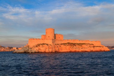 Fransa 'nın Marsilya kentindeki eski bir kraliyet hapishanesi olan Chateau d' if (if kalesi) manzarası