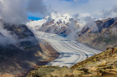 İsviçre 'nin Valais kantonundaki Büyük Aletsch Buzulu manzarası