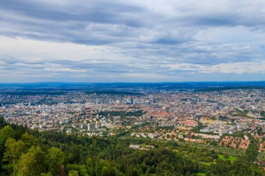 İsviçre 'nin Uetliberg dağından Zürih şehrinin hava manzarası