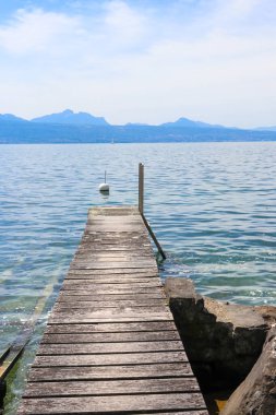 İsviçre 'deki Alpler ve Cenevre Gölü manzaralı ahşap iskele.