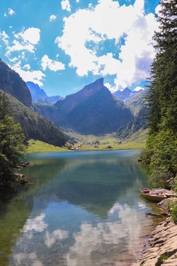 Appenzell yakınlarındaki Seealpsee Gölü Alpstein dağ sırası, Ebenalp, İsviçre