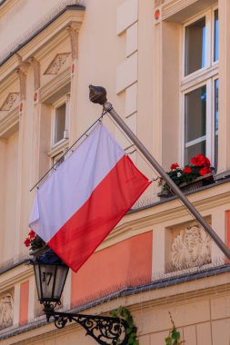 Polonya bayrağı inşa etme cephesinde