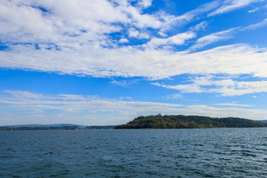 İsviçre, Biel Gölü 'ndeki Aziz Peter Adası manzarası