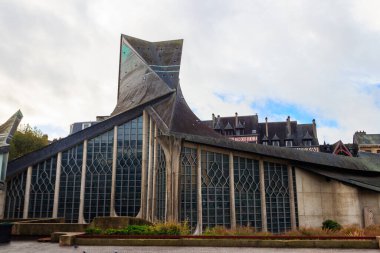 Saint Joan of Arc Kilisesi Rouen, Normandiya, Fransa 'daki antik pazar meydanının merkezinde.