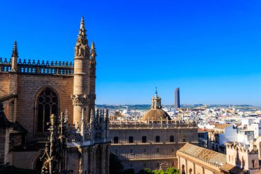 Çatıdaki Giralda Kulesi 'nden ve Sevilla Katedrali' nin kulelerinden şehrin manzarası Seville, İspanya 'da