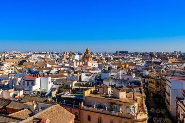 Sevilla, Endülüs, İspanya 'daki Giralda Kulesi' nin eski şehir çatılarının hava panoramik görüntüsü.