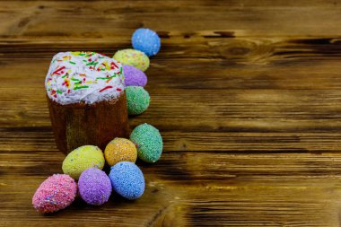 Tahta bir masada Paskalya pastası ve paskalya yumurtası.