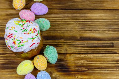 Tahta bir masada paskalya pastası ve paskalya yumurtası. Üst görünüm, alanı kopyala