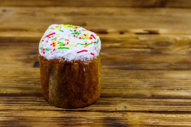 Kırsal bir masada Paskalya pastası