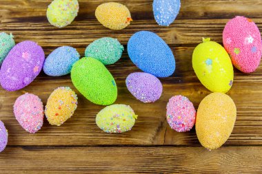 Kırsal ahşap arka planda paskalya yumurtaları. Üst görünüm