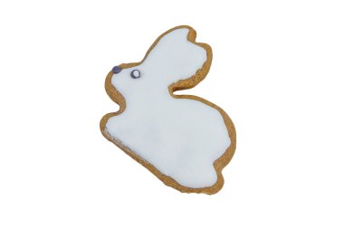 Beyaz arka planda izole edilmiş tavşan şeklinde zencefilli kurabiye.