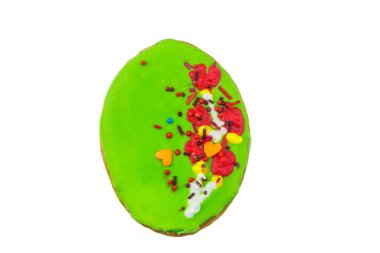 Yumurta şekilli zencefilli kurabiye beyaz arkaplanda izole.