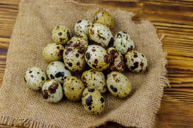 Tahta bir masada bıldırcın yumurtası.