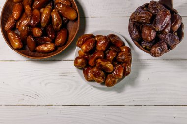 Kurumuş meyveler beyaz ahşap masada. Üst görünüm