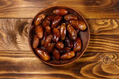 Kurumuş meyveler ahşap masada. Üst görünüm