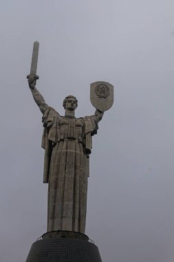 Anavatan Anıtı Ukrayna Ulusal Tarihi Müzesi 'nde İkinci Dünya Savaşı' nda. Kiev, Ukrayna 'daki anıt kompleksi. Paslanmaz çelik heykel 62 metre (203 feet))