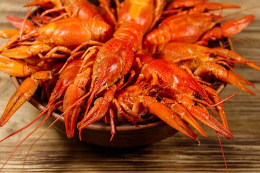 Ahşap masada kaynamış kerevit.