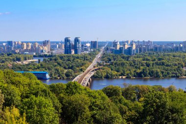 Ukrayna Kiev 'deki Metro Köprüsü ve Dinyeper Nehri' nin havadan görüntüsü. Kyiv şehir manzarası