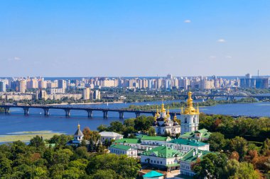 Kiev Pechersk Lavra (Mağara Kiev Manastırı) ve Ukrayna 'daki Dinyeper Nehri manzarası. Büyük Lavra Çan Kulesi 'nden görüntü