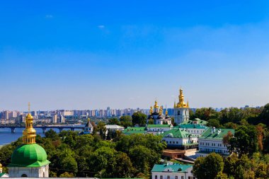 Kiev Pechersk Lavra (Mağara Kiev Manastırı) ve Ukrayna Dinyeper Nehri manzarası