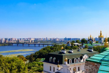 Kiev Pechersk Lavra (Mağara Kiev Manastırı) ve Ukrayna Dinyeper Nehri manzarası