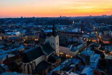 Günbatımında Ukrayna, Lviv 'deki Latin Katedrali ve Rynok Meydanı' nın havadan görünüşü. Lviv belediye binasından görüntü