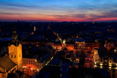 Ukrayna 'daki eski Lviv kasabasının hava gece görüşü. Fildişi şehir manzarası. Lviv Belediye Binası Kulesi 'nden görüntü