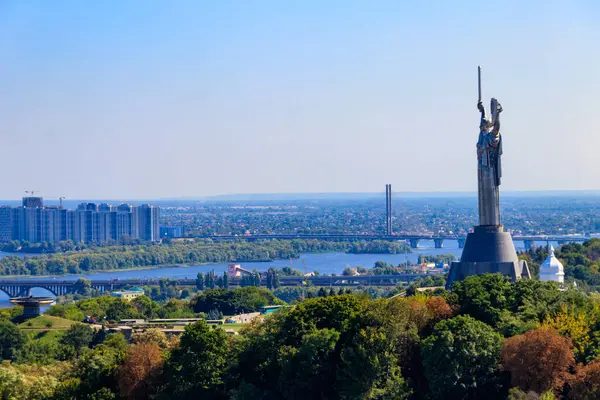 Ukrayna Kiev 'deki Anavatan Anıtı ve Dinyeper Nehri manzarası. Kiev şehir manzarası