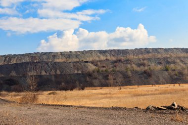 Demir cevheri yığınlarının manzarası. Madencilik endüstrisi