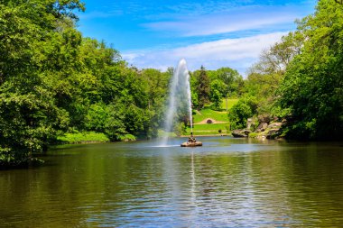 Uman, Ukrayna 'daki Sofiyivka Parkı' nda Yılan Çeşmesi ile bir göl manzarası