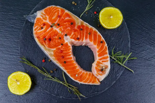 Siyah tahtada baharatlı çiğ somon bifteği. Üst görünüm