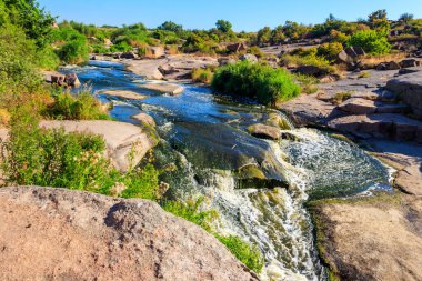 Ukrayna 'nın Dnipropetrovsk bölgesindeki Kamenka nehri üzerindeki Tokovsky şelalelerinin manzarası
