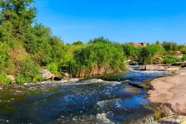 Ukrayna 'nın Dnipropetrovsk bölgesindeki Kamenka nehri üzerindeki Tokovsky şelalelerinin manzarası