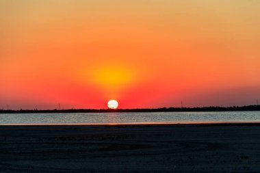 Tuzlu gölün üzerinde güzel turuncu gün batımı