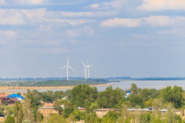 Ukrayna 'nın Lazurne kentindeki Karadeniz' in Dzharylhach körfezinde rüzgar türbinleri. Yenilenebilir enerji