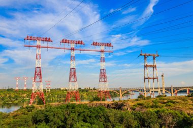 Ukrayna, Zaporizhia 'daki Khorytsia adasındaki Dinyeper nehri boyunca yüksek voltajlı elektrik hattı.