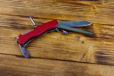 Kırsal ahşap arka planda her amaçla kullanılan çakı kırmızıdır. Üst görünüm