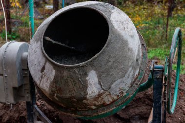 İnşaat alanındaki beton karıştırıcıda beton karışımı.