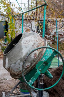 İnşaat alanındaki beton karıştırıcıda beton karışımı.