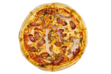 Beyaz arka planda sosisli, mantarlı ve peynirli leziz taze pizza.