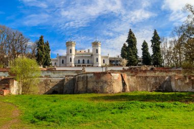 Neo-gotik tarzda Sharovka Sarayı, Ukrayna 'nın Kharkov bölgesinde Şeker Sarayı olarak da bilinir.