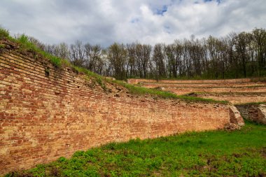 Şarkı söyleyen teraslar 19. yüzyılda inşa edilmiş ve Ukrayna 'nın Kharkiv bölgesinde tuğla duvarlarla güçlendirilmiş bahçe teraslarıdır.