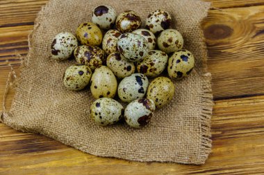 Tahta bir masada bıldırcın yumurtası.