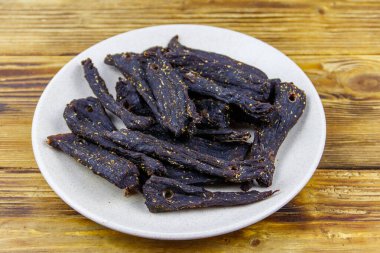 Ahşap masa üzerinde biltong dilimleri (Güney Afrika kurutulmuş eti)